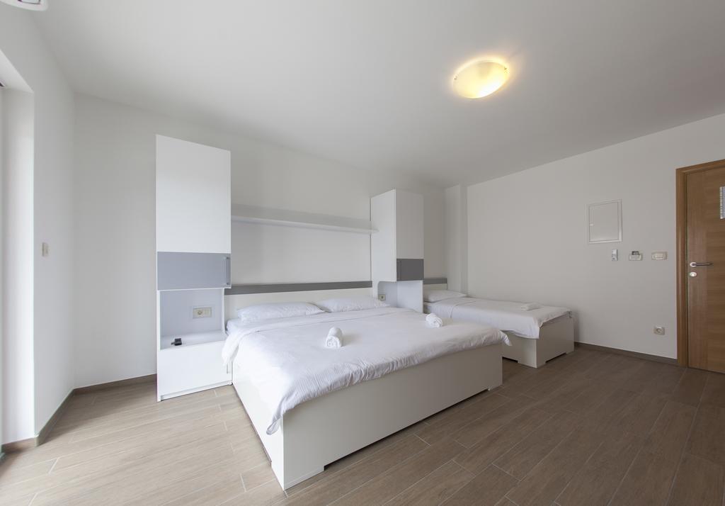 Apartments Villa Klara Baška Voda Eksteriør billede